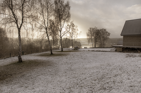 Blick auf das Grundstück im Winter mit Schnee (Seeblick).